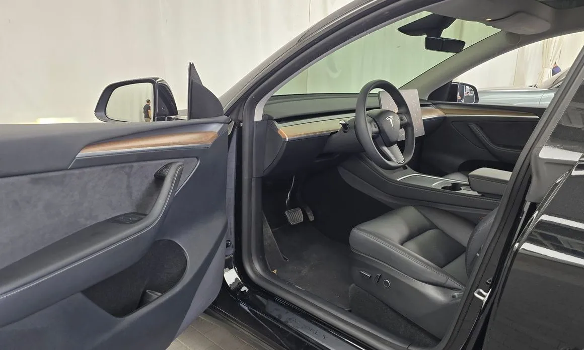 Tesla Model Y — фото 10