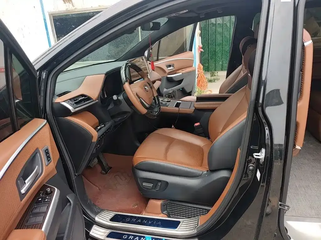 Toyota Granvia — фото 10