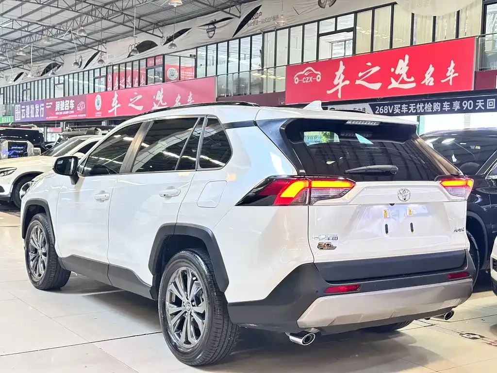 Toyota RAV4 — фото 10