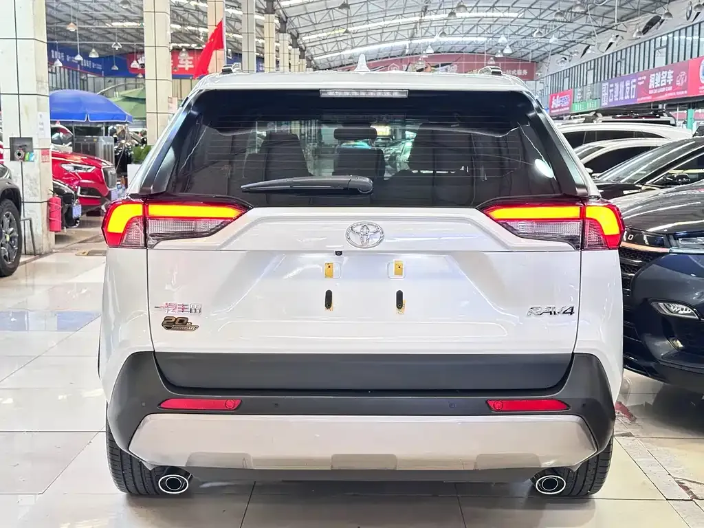 Toyota RAV4 — фото 7