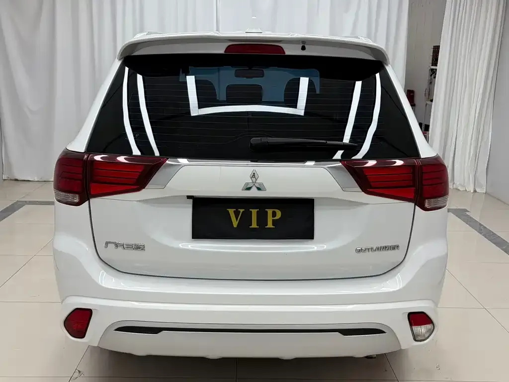 Mitsubishi Outlander — фото 10