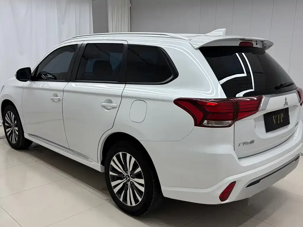 Mitsubishi Outlander — фото 9