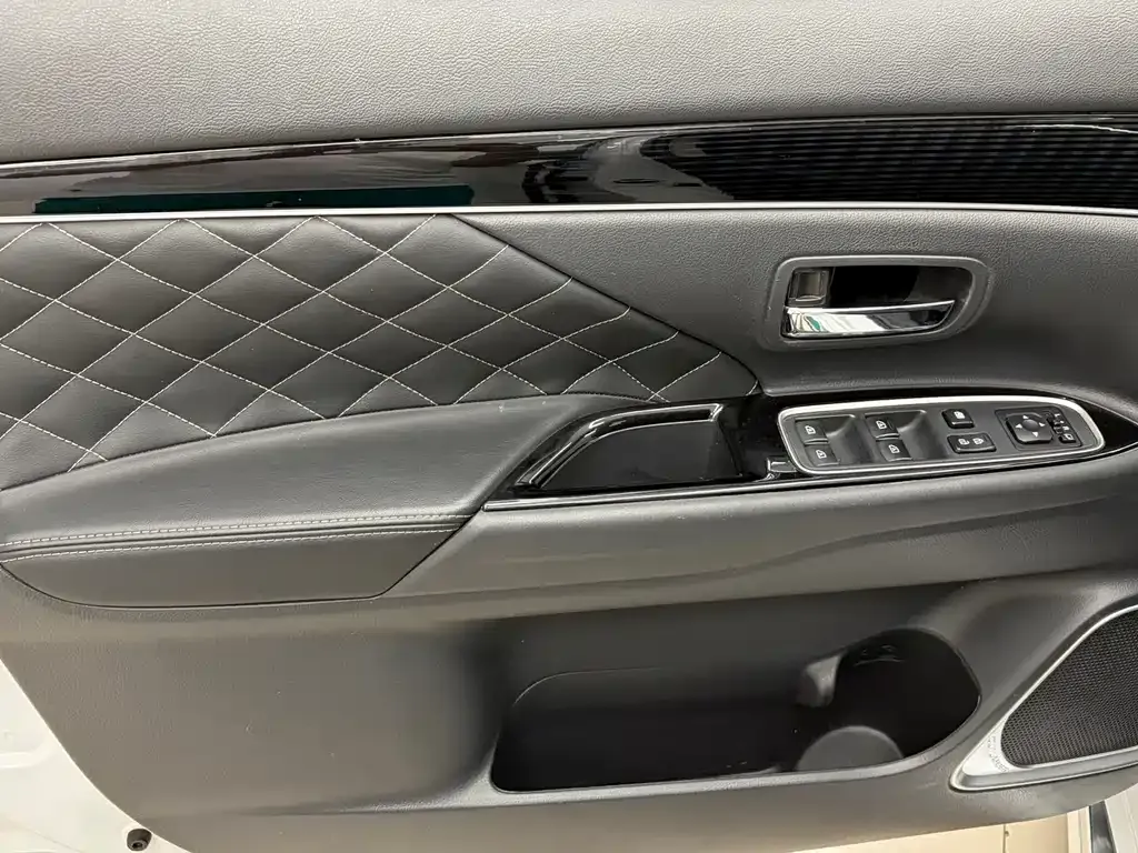 Mitsubishi Outlander — фото 7
