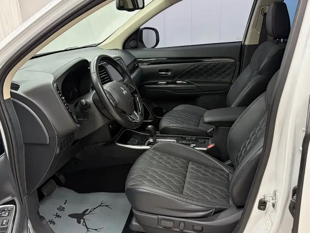 Mitsubishi Outlander — фото 4