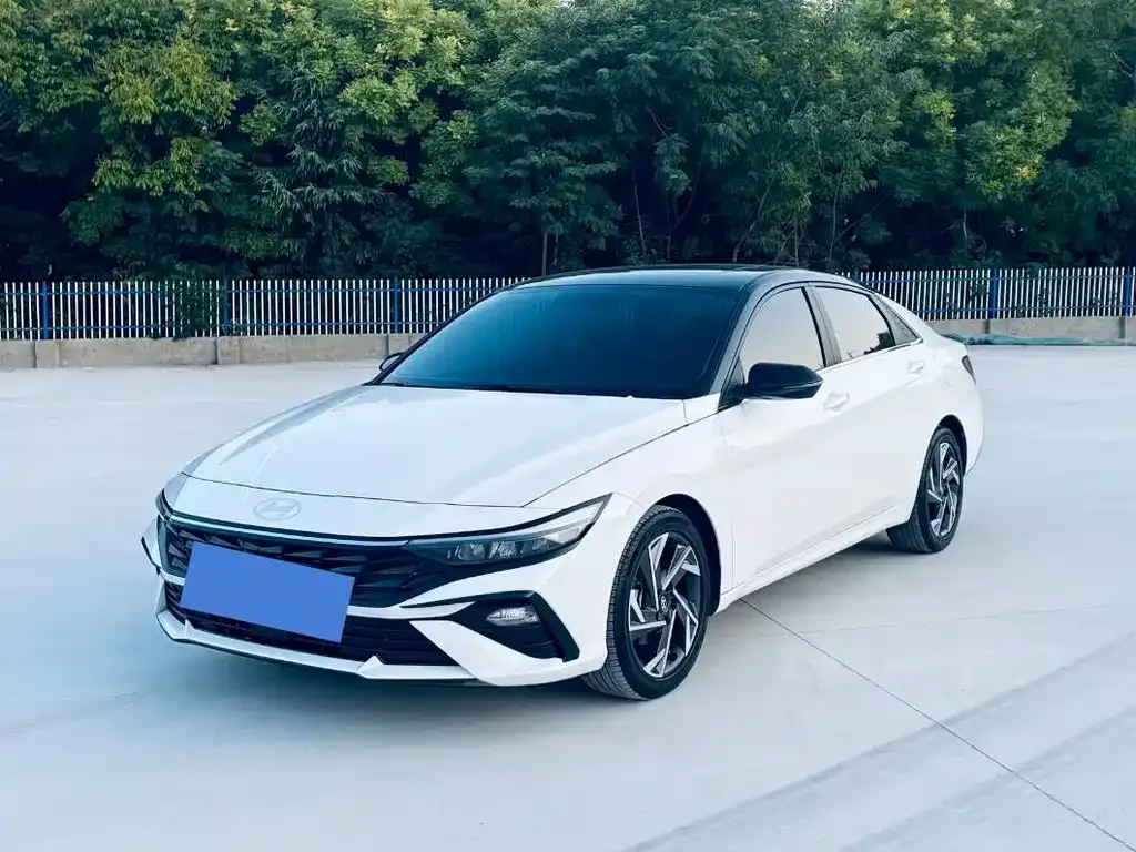 Hyundai Elantra — фото 1