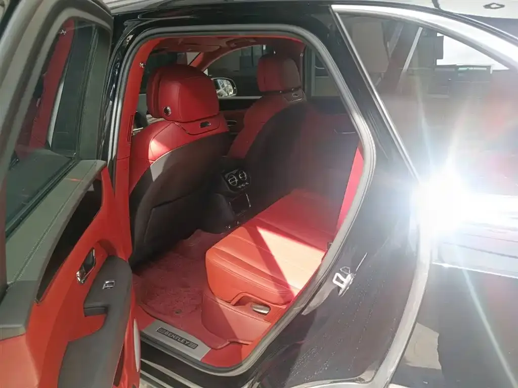 Bentley Bentayga 2024 из CN, фото 2