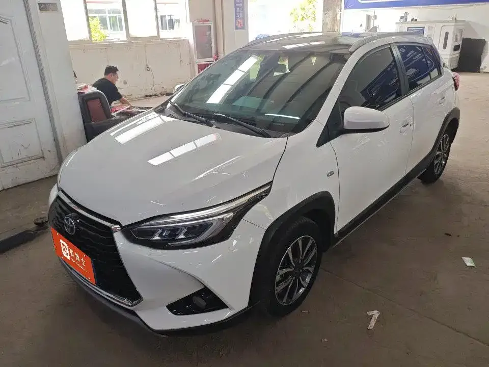 Toyota Yaris L — фото 1