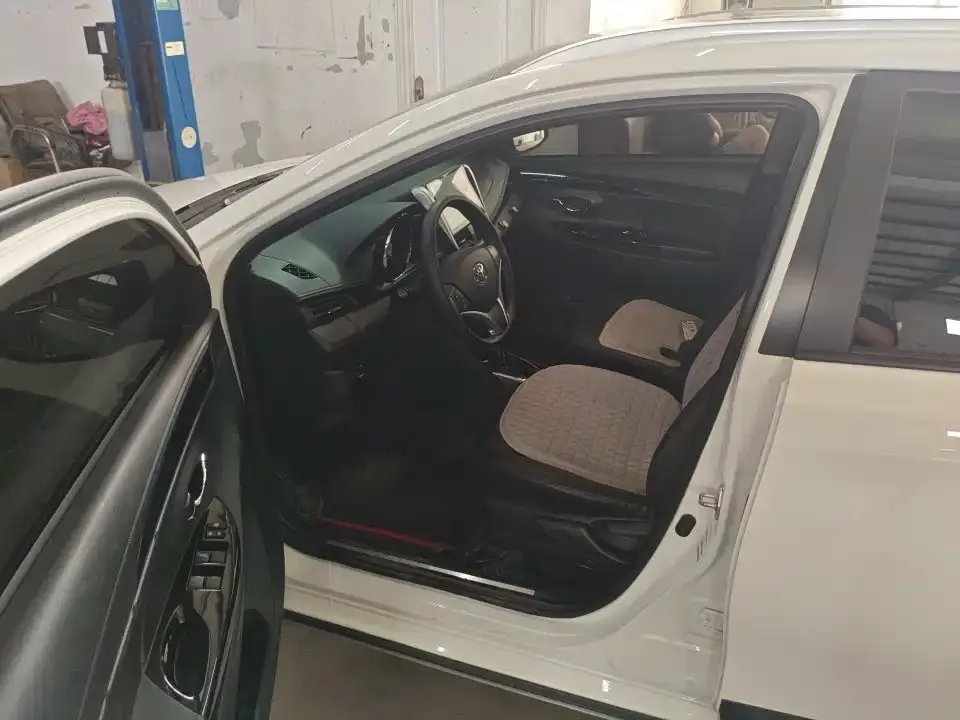 Toyota Yaris L — фото 3