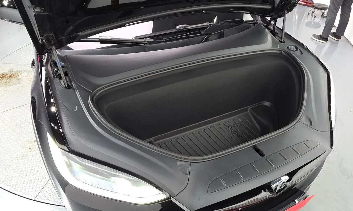 Tesla Model X — фото 10