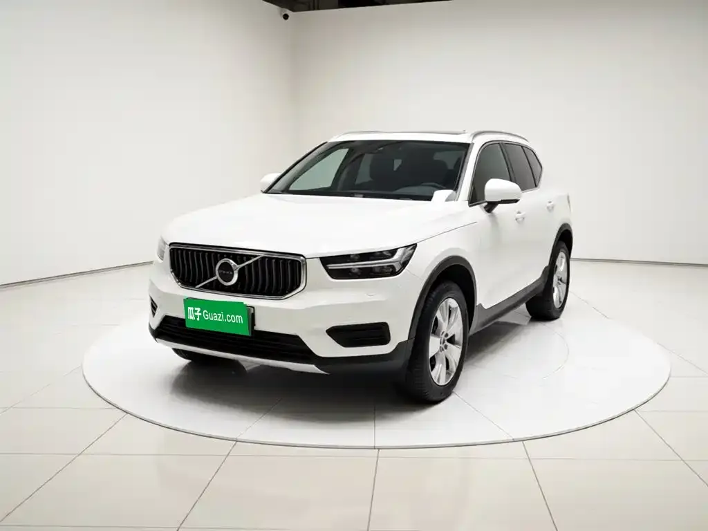 Volvo XC40 — фото 1