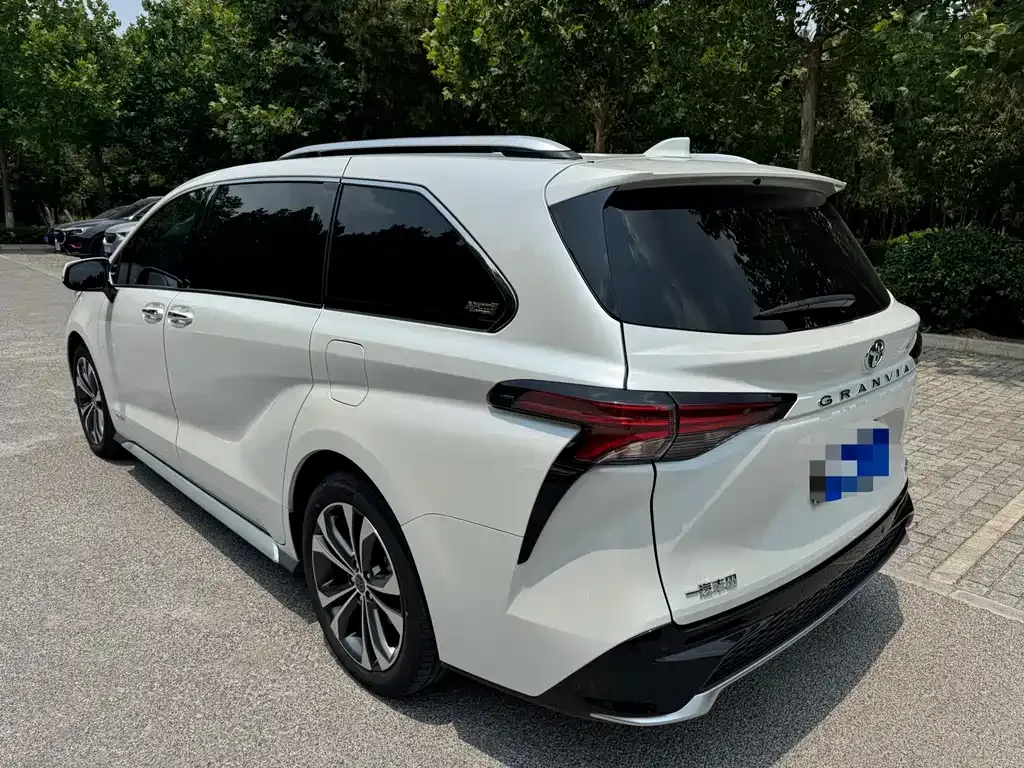 Toyota Granvia — фото 6
