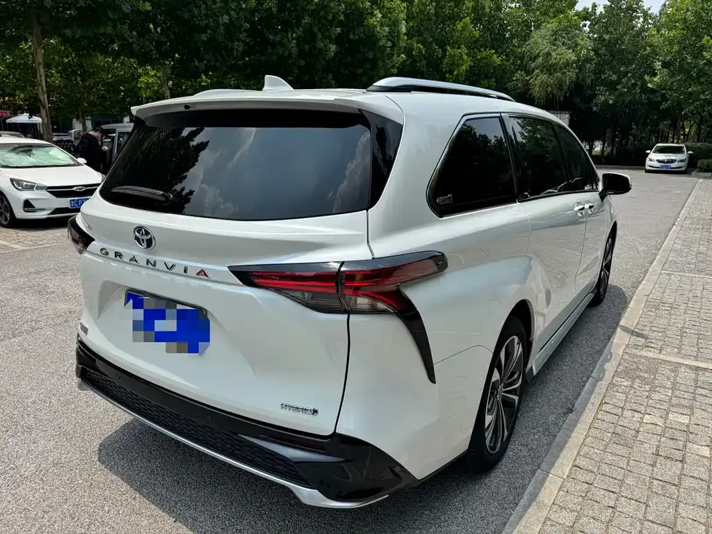 Toyota Granvia — фото 10