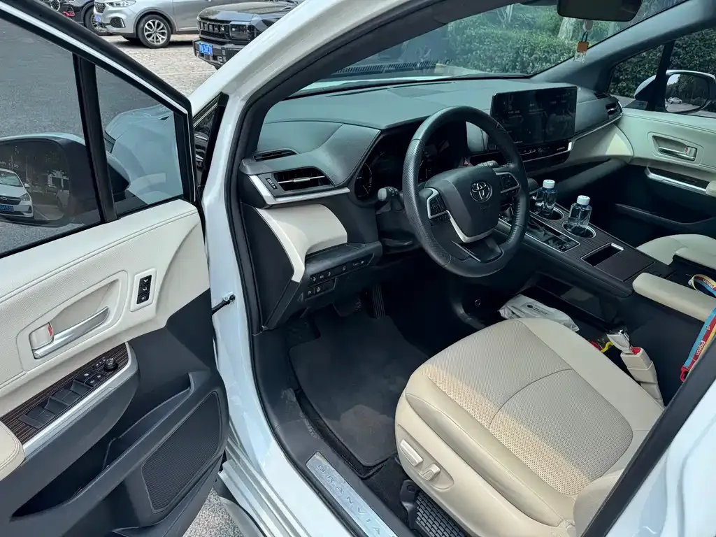 Toyota Granvia — фото 4