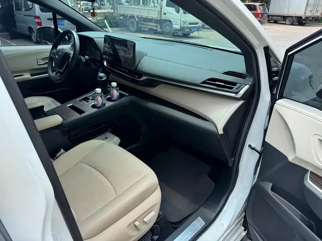 Toyota Granvia — фото 2