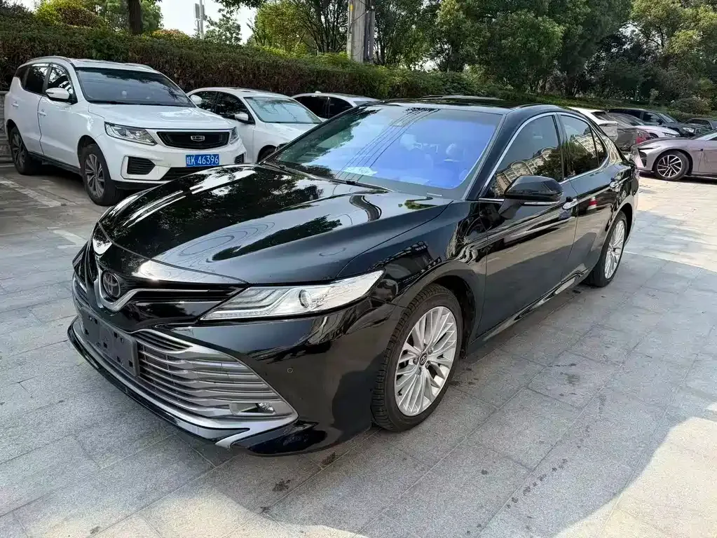 Toyota Camry — фото 1