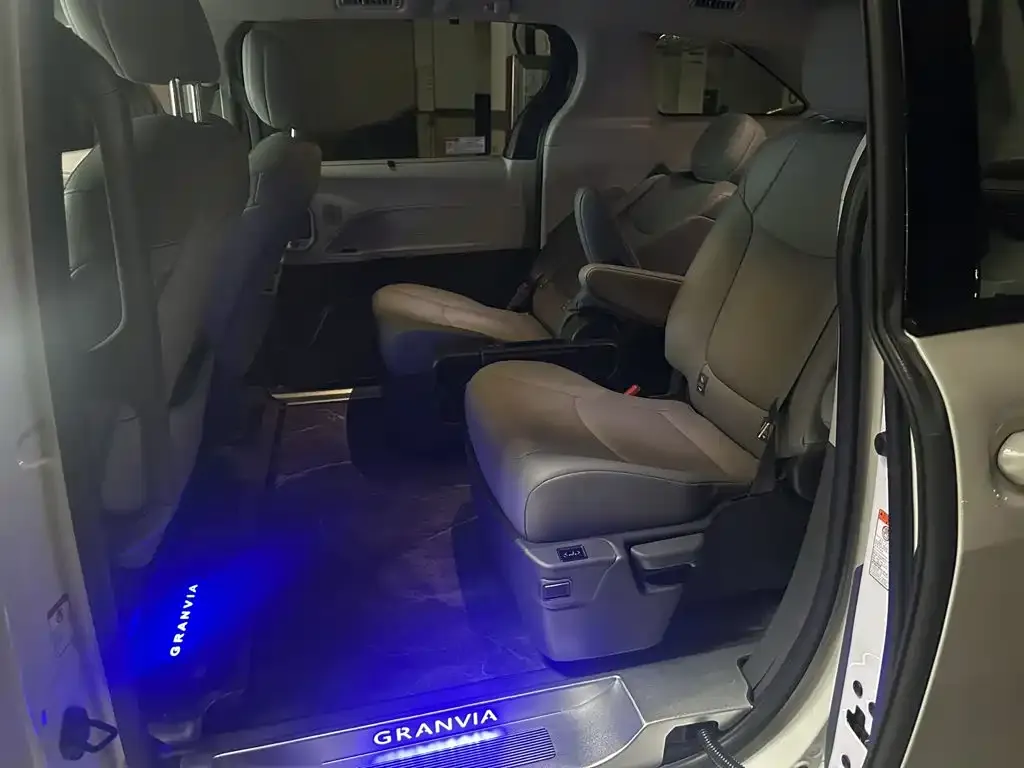 Toyota Granvia — фото 2