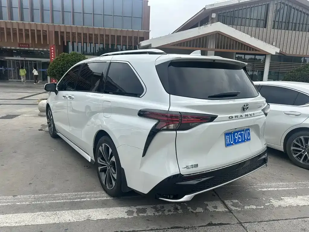 Toyota Granvia — фото 4