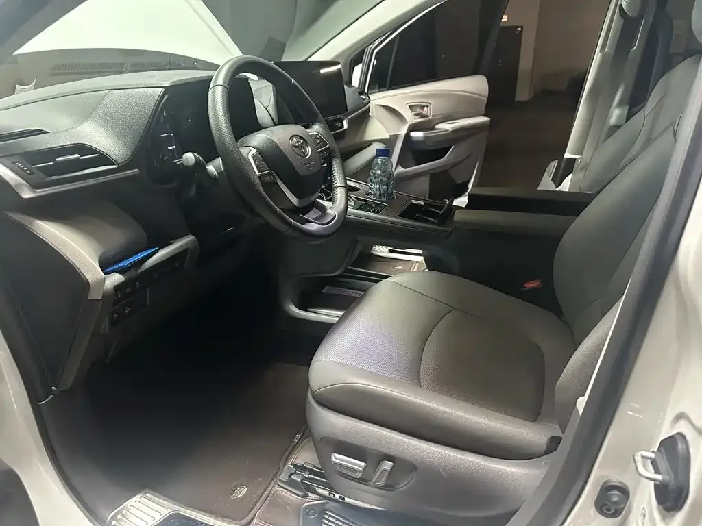 Toyota Granvia — фото 3