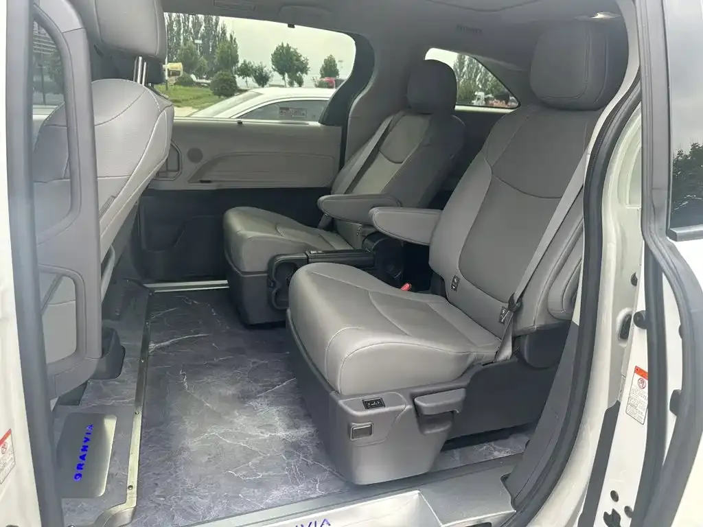 Toyota Granvia — фото 6