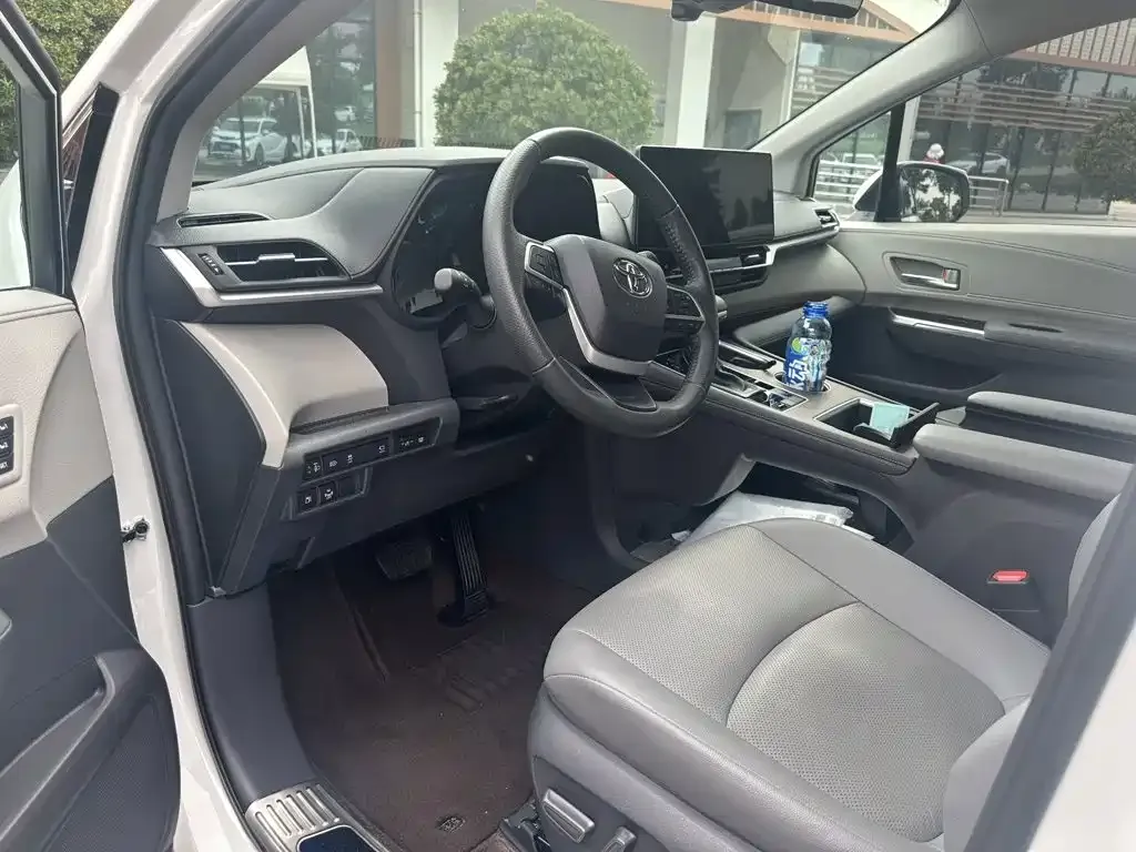 Toyota Granvia — фото 5