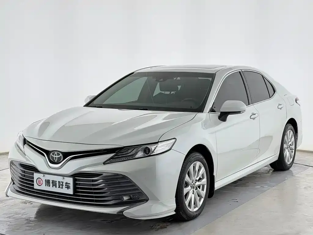 Toyota Camry — фото 1