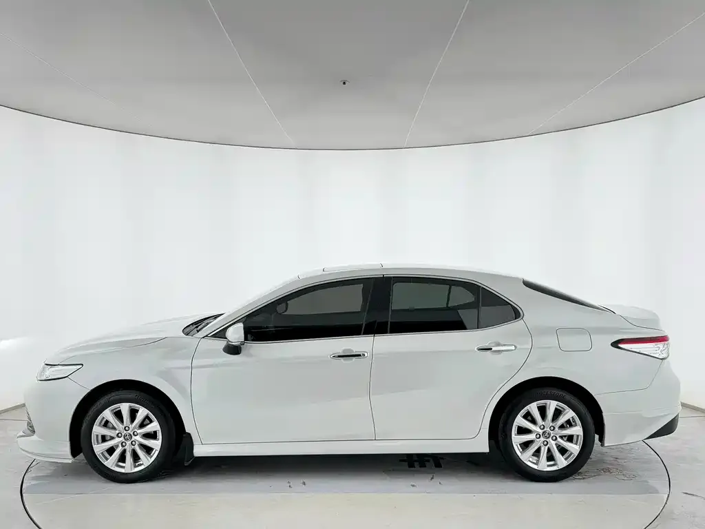 Toyota Camry — фото 8