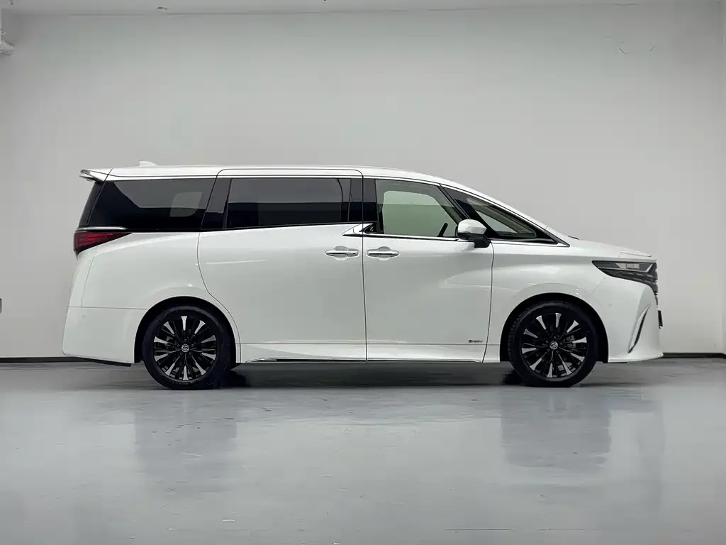 Toyota Alphard — фото 5
