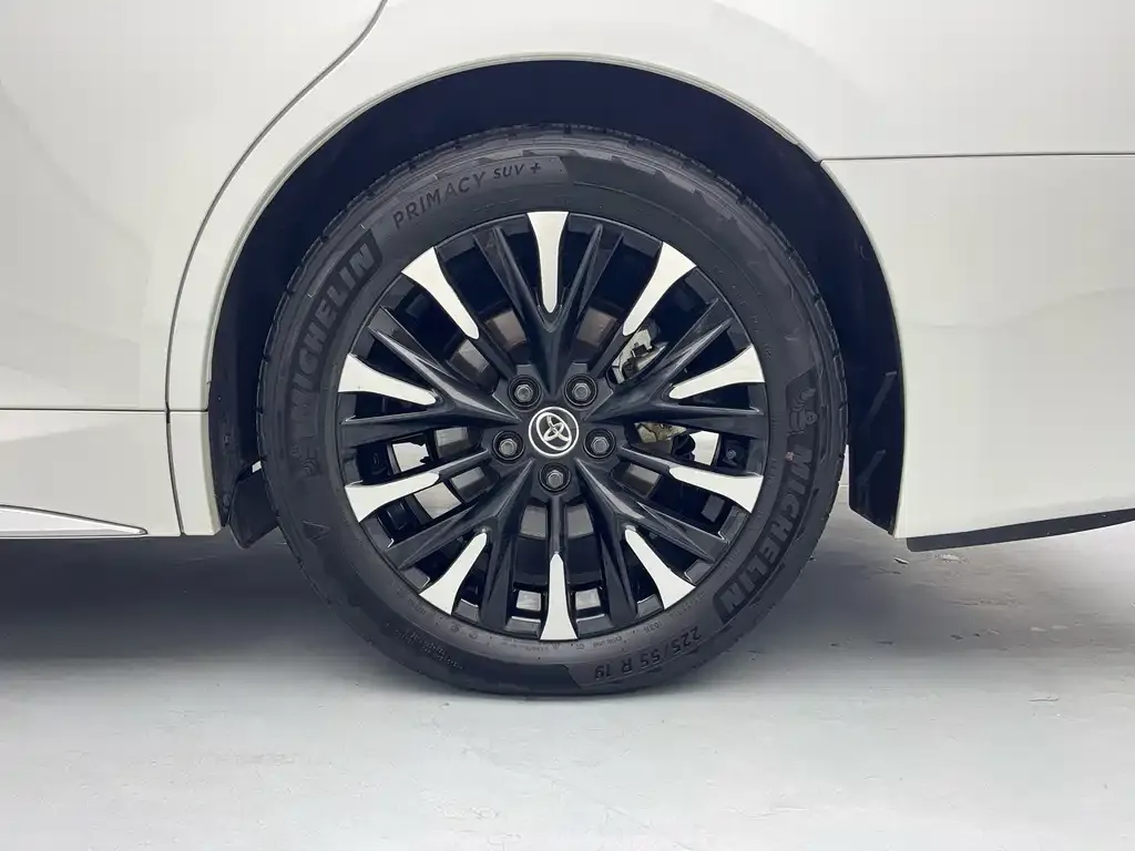 Toyota Alphard — фото 4