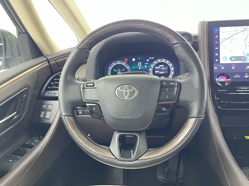 Toyota Alphard — фото 8