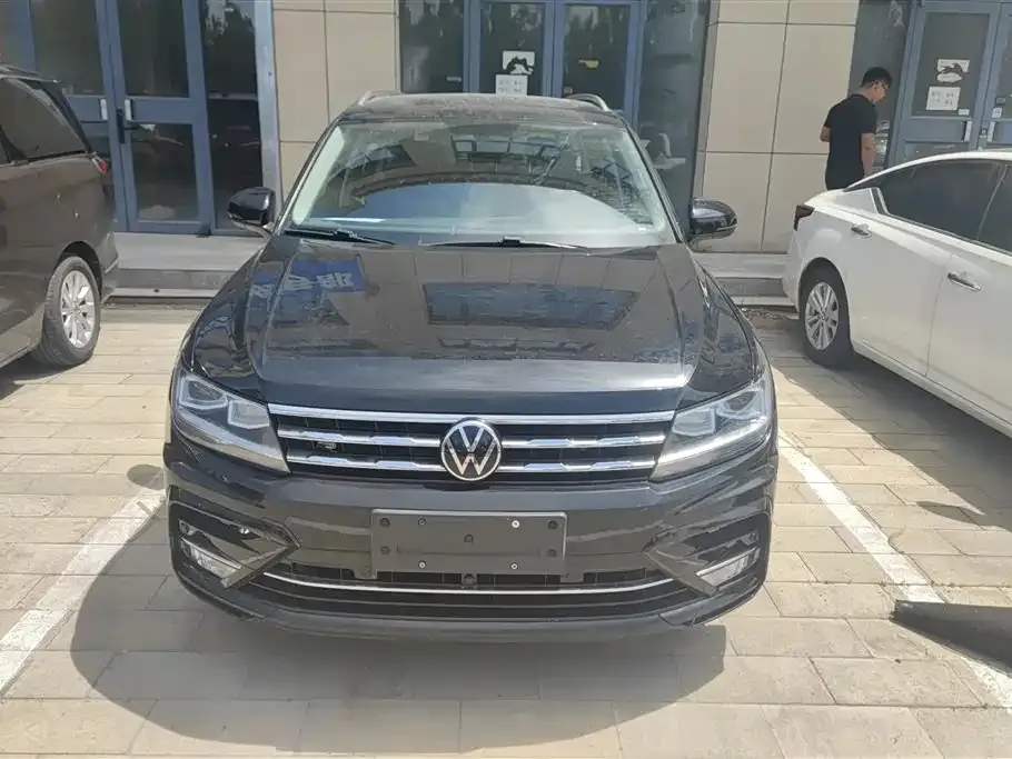 Volkswagen Tiguan L — фото 8
