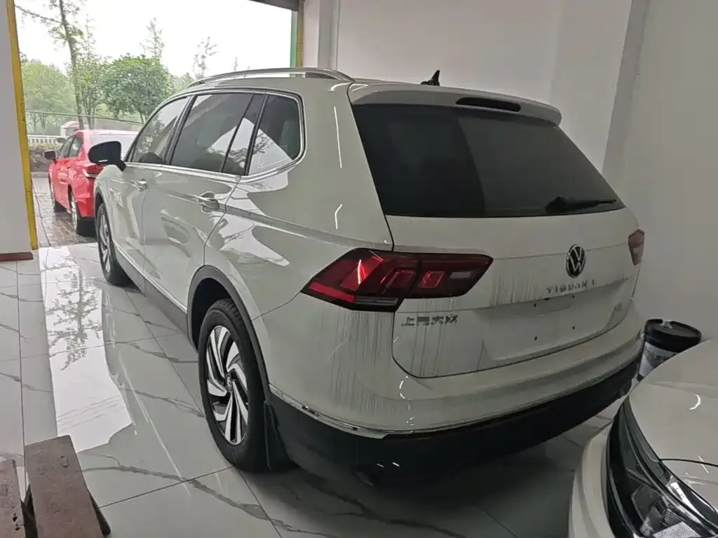Volkswagen Tiguan L — фото 4