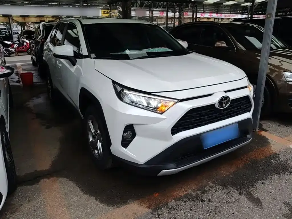 Toyota RAV4 — фото 10