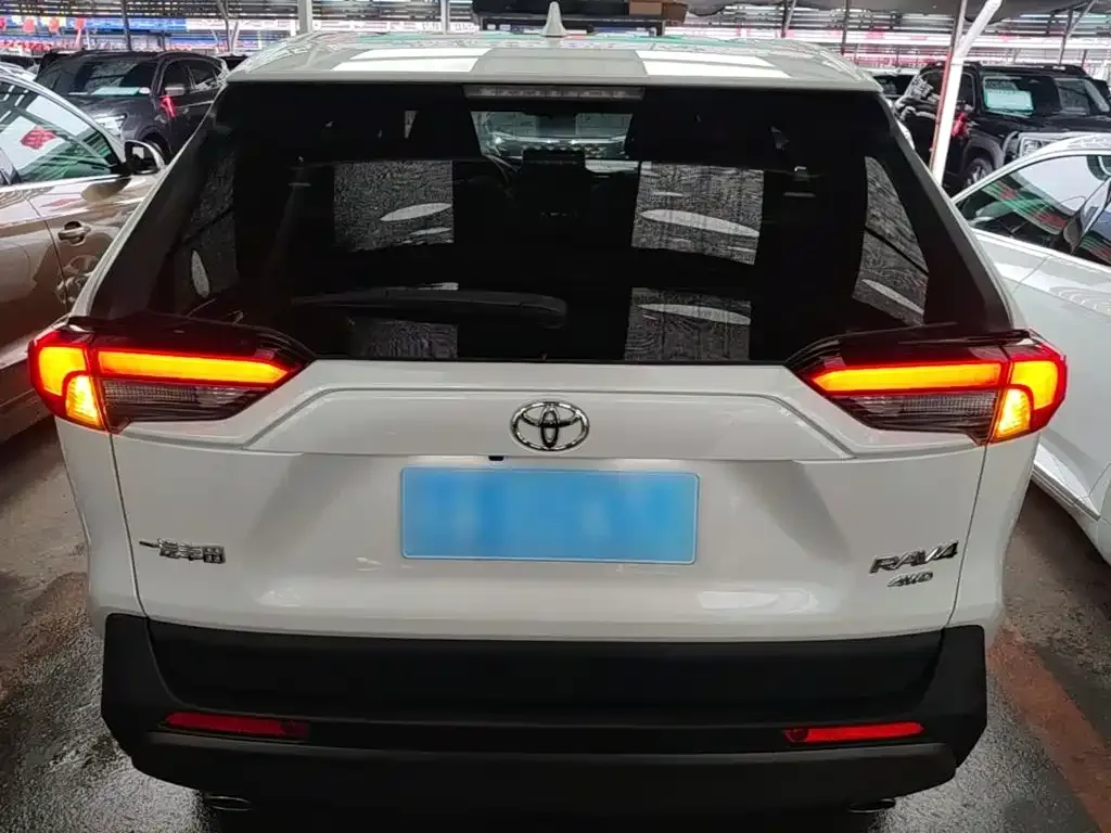 Toyota RAV4 — фото 7