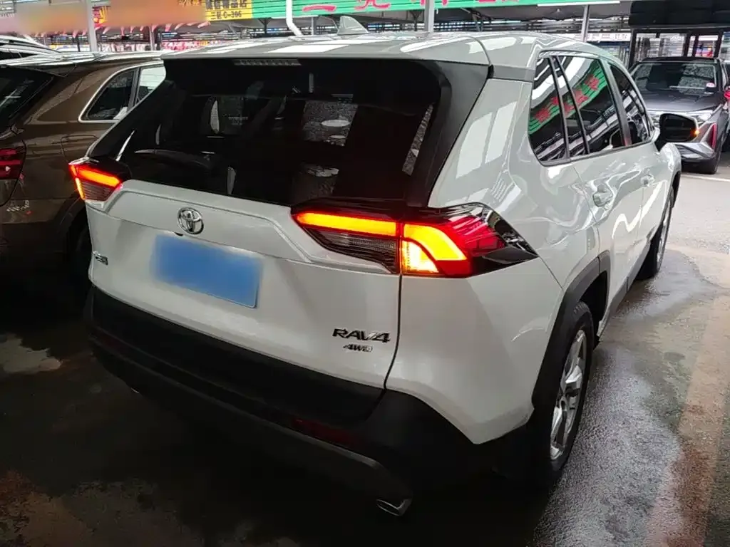 Toyota RAV4 — фото 9