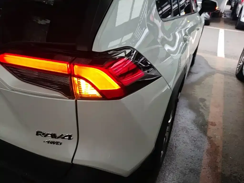 Toyota RAV4 — фото 2