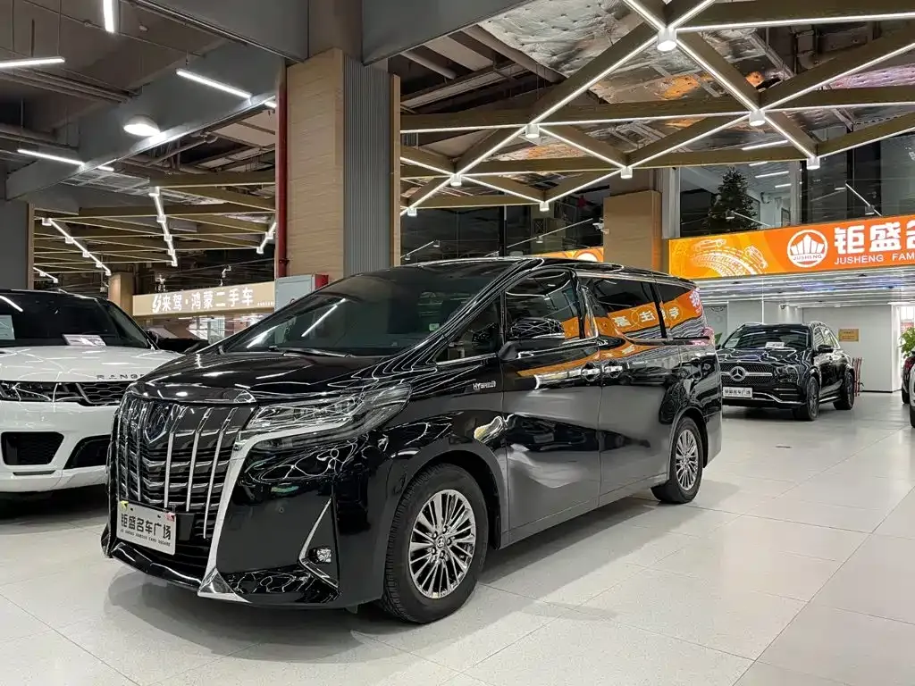 Toyota Alphard — фото 1