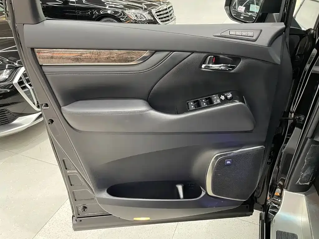 Toyota Alphard — фото 6
