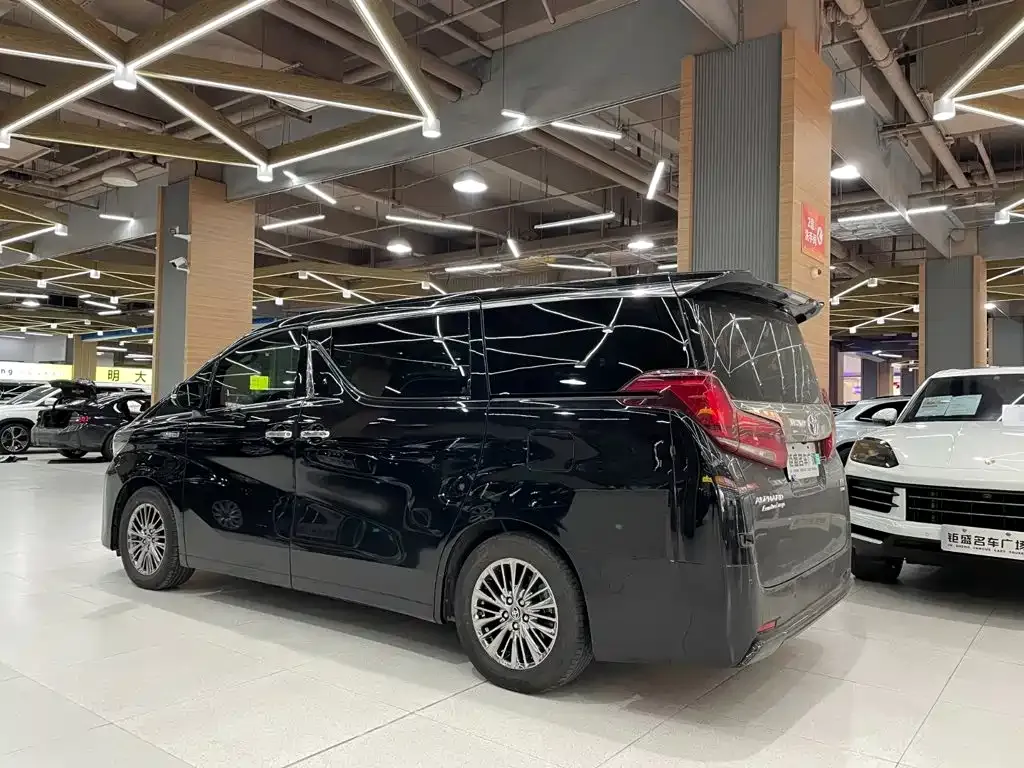 Toyota Alphard — фото 4