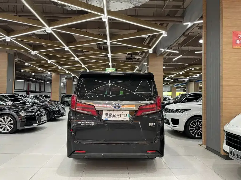 Toyota Alphard — фото 10