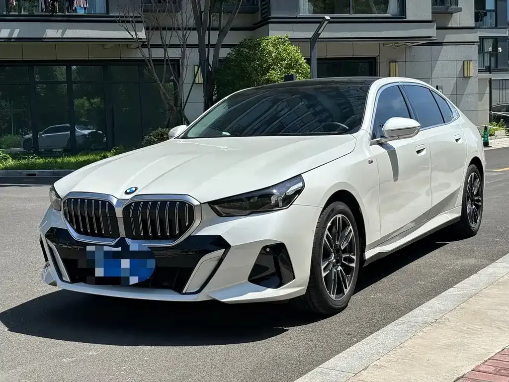 BMW 5 Series — фото 1
