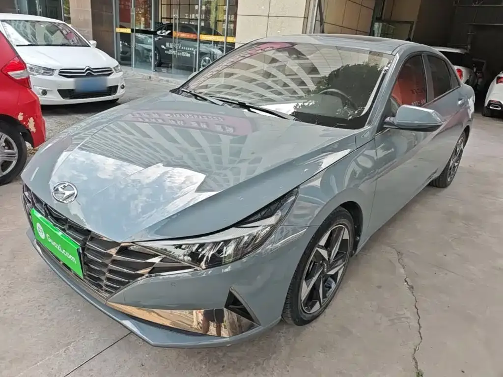 Hyundai Elantra — фото 1