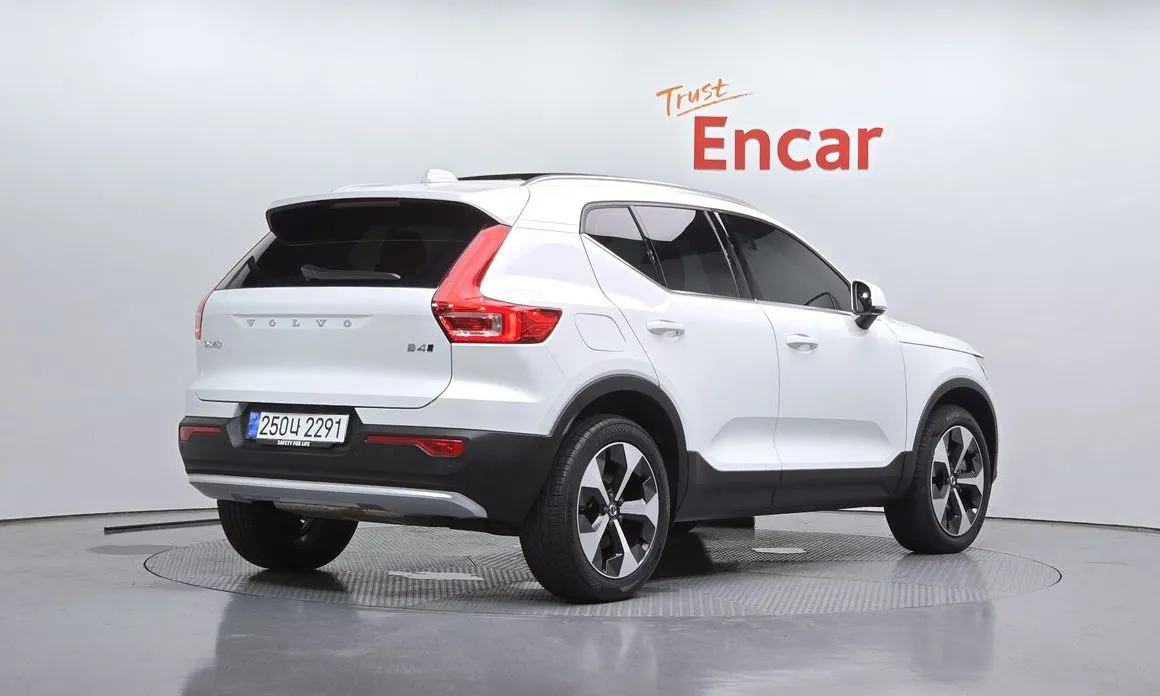 Volvo XC40 — фото 4