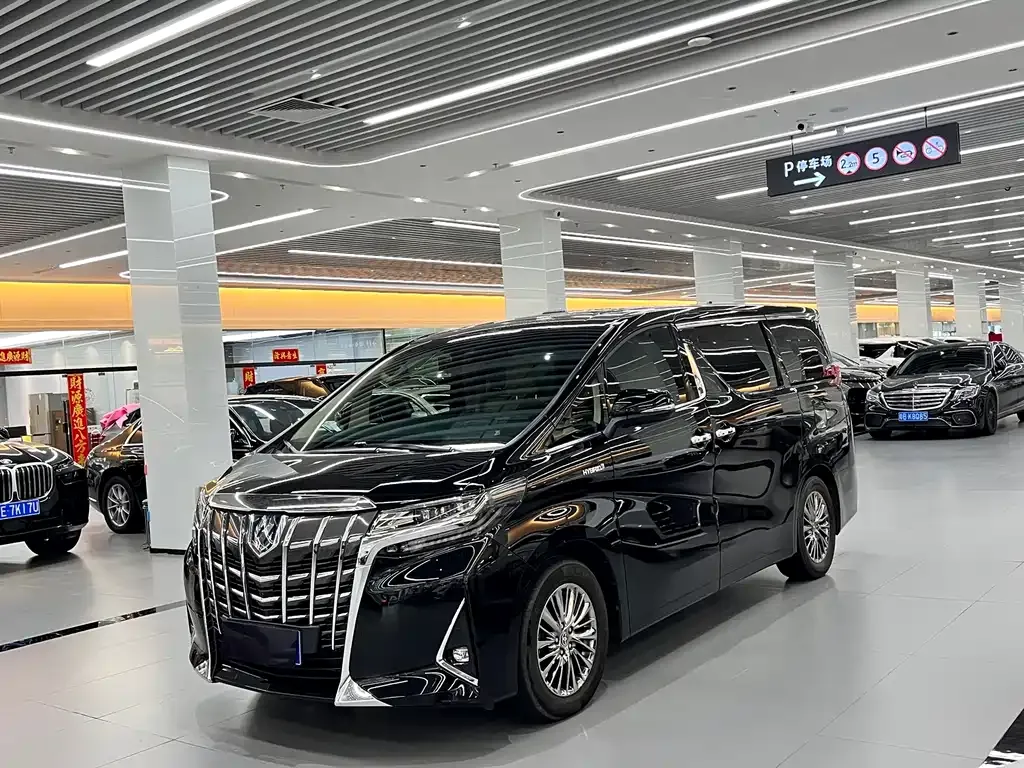 Toyota Alphard — фото 1