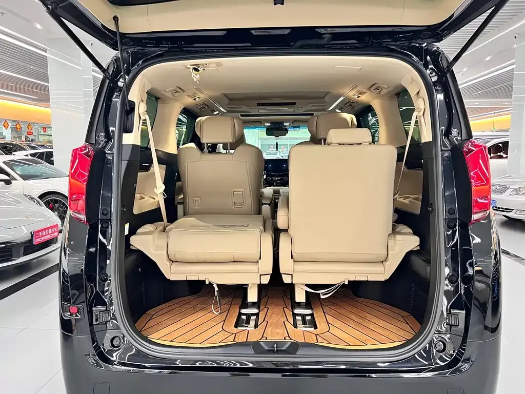 Toyota Alphard — фото 9