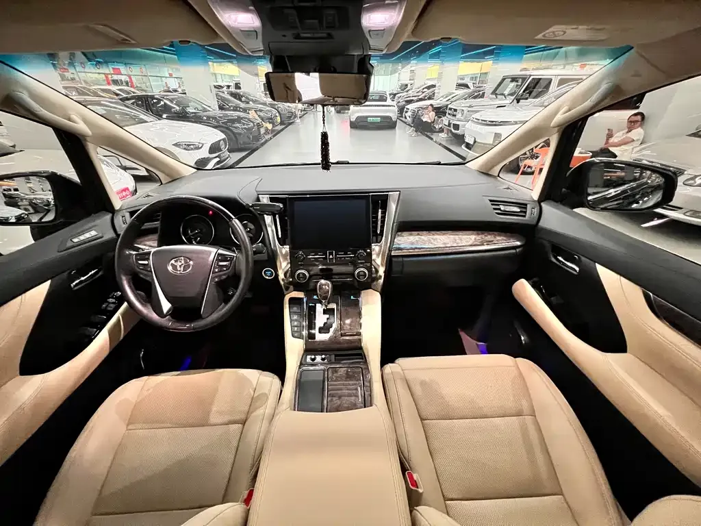 Toyota Alphard — фото 8