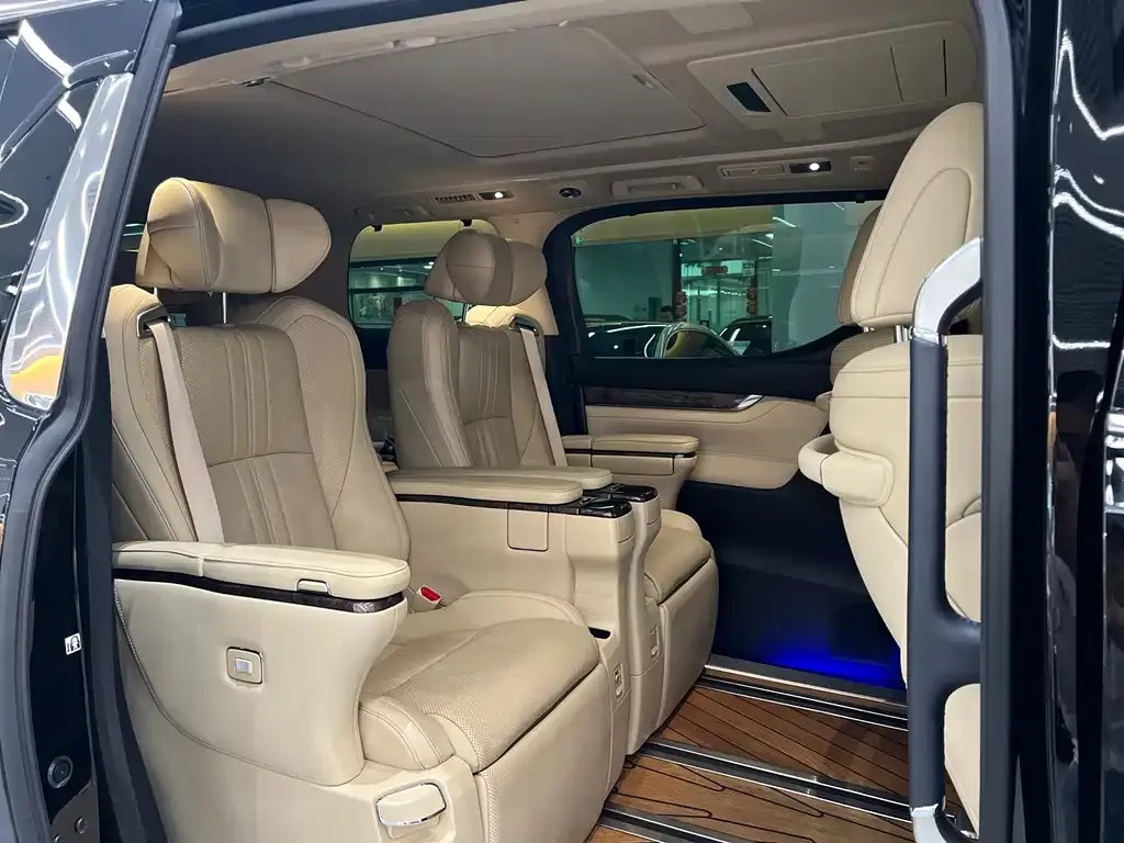 Toyota Alphard — фото 2