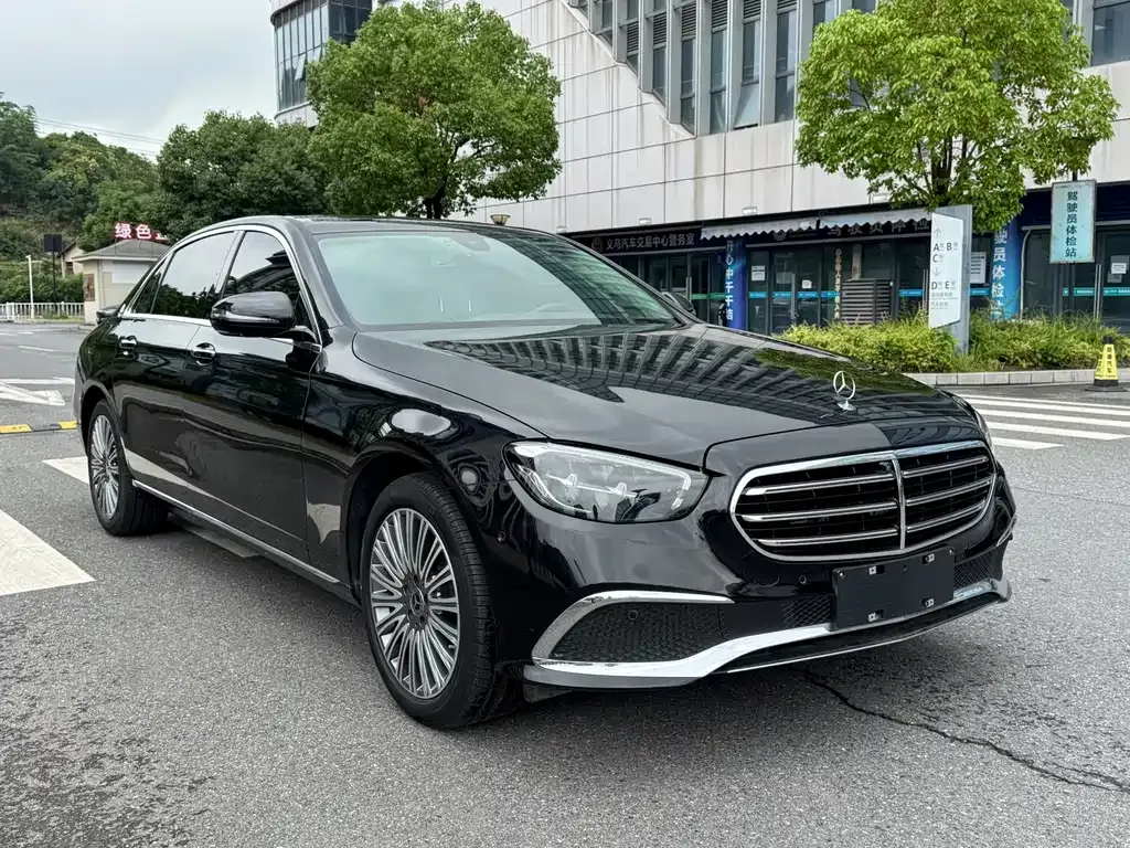 Mercedes-Benz E-Class — фото 1