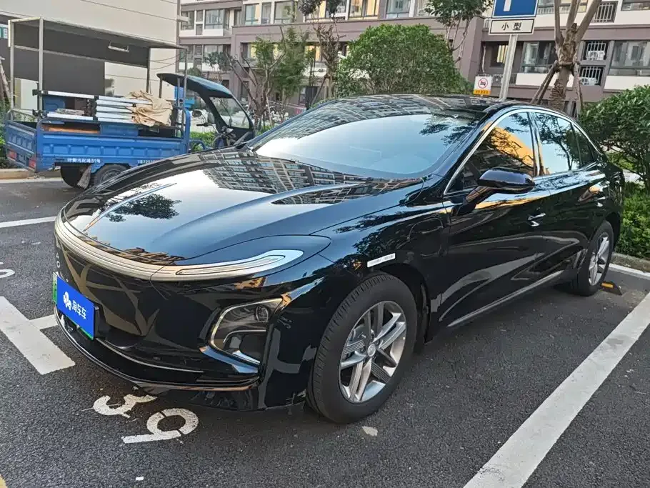 Hongqi E-QM5 — фото 1