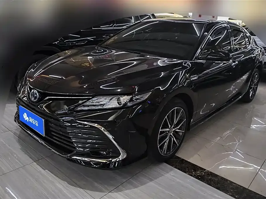 Toyota Camry — фото 1
