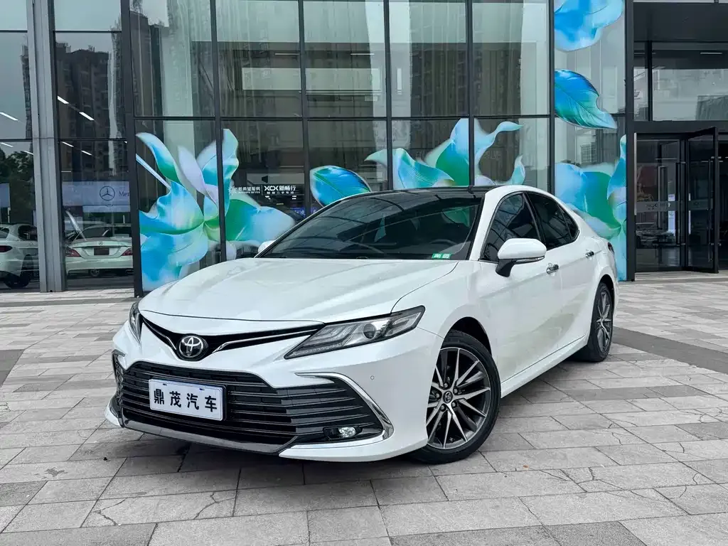 Toyota Camry — фото 1